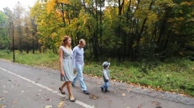 Mutlu gülümseyen aile Parkta yürümek kadar kolay sonbahar