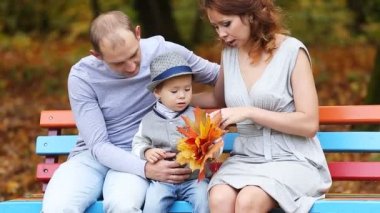 Mutlu gülümseyen aile Parkta yürümek kadar kolay sonbahar
