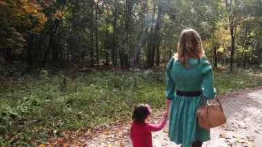 Anne ve kızı park sonbaharda yürüyüş