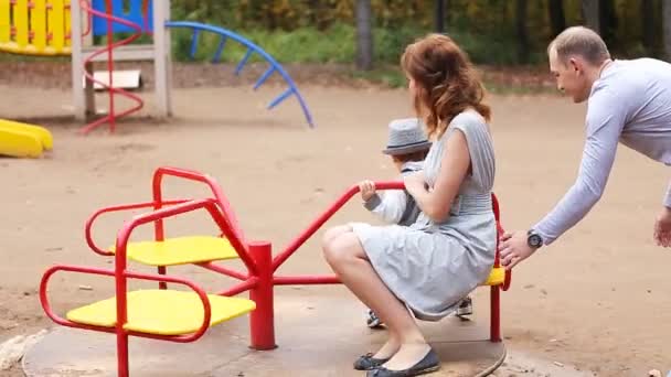 Pappa mamma och barn leker på lekplatsen — Stockvideo