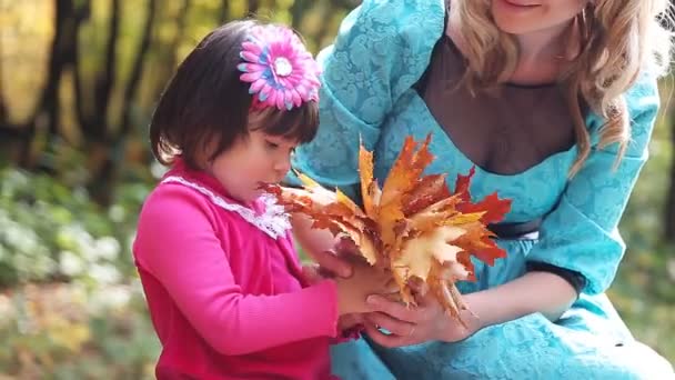 Mor och dotter promenader i parken hösten — Stockvideo