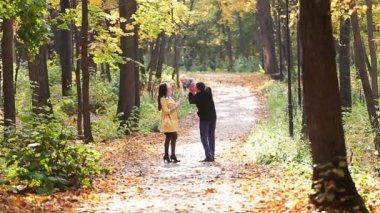 Güz Parkta yürümek kadar kolay mutlu bir aile