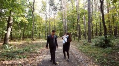 Sonbahar doğada aile yürüyüş. Hafta sonu açık havada ormanda.