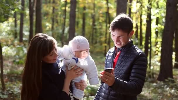 Familie wandeling in de natuur in de herfst. Weekend buiten in het bos. — Stockvideo