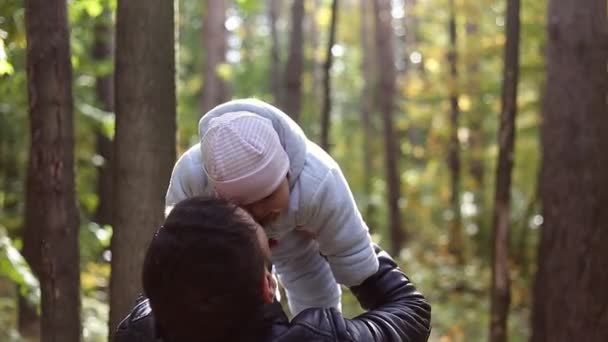 Сімейна прогулянка в природі восени. Тиждень на відкритому повітрі в лісі . — стокове відео