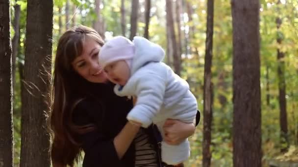 Caminhada em família na natureza em outono.Fim de semana ao ar livre na floresta . — Vídeo de Stock