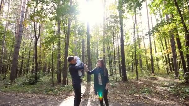 Paseo familiar en la naturaleza en otoño.Fin de semana al aire libre en el bosque . — Vídeo de stock