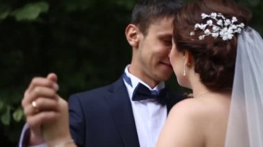 Güzel gelin ve damat bahar ormanda yürümek