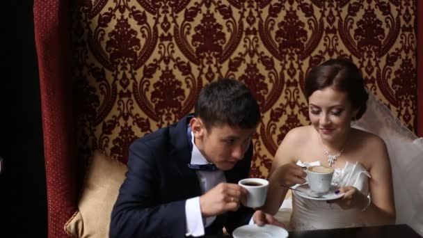 Весільна пара в кафе — стокове відео