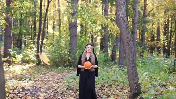 漂亮的女巫用南瓜 — 图库视频影像