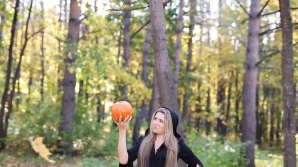 Hermosa bruja con una calabaza — Vídeos de Stock