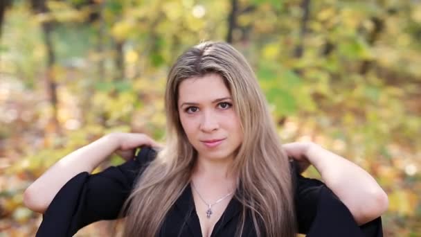年轻女巫在秋天的树林 — 图库视频影像