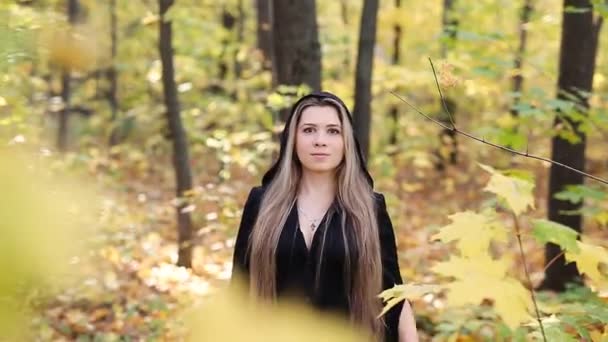 Giovane strega in una foresta autunnale — Video Stock