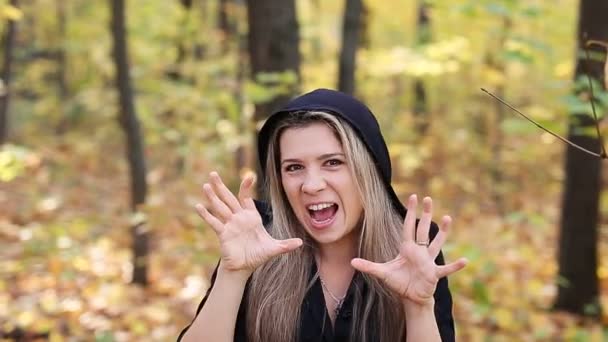 Молодая ведьма в осеннем лесу — стоковое видео
