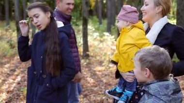 Sonbahar yol boyunca yürüyüş aile