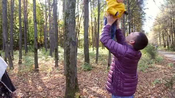 Rodinné procházky podél cesty na podzim — Stock video