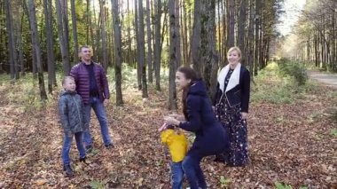 Sonbahar yol boyunca yürüyüş aile