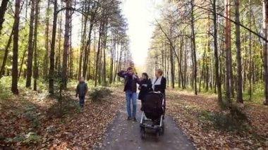 Sonbahar yol boyunca yürüyüş aile