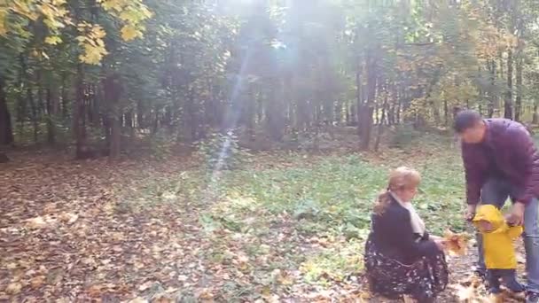 Caminando en familia por el camino del otoño — Vídeos de Stock