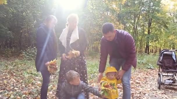 Сім'я йде осіннім шляхом — стокове відео