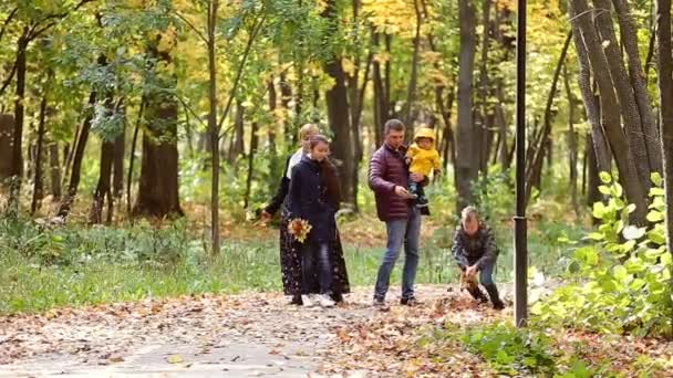 Familie wandelen langs herfst pad — Stockvideo