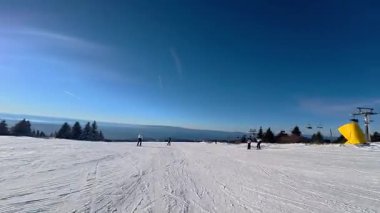 Dağlardaki güzel kayak manzarası. Barut. Sürücü. Kayak. Dağlarda toz içinde kayakçı. Dağlar kış güneşli bir gün. Dikey çekim