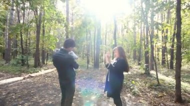 Sonbahar doğada aile yürüyüş. Hafta sonu açık havada ormanda.