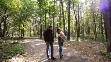 Sonbahar doğada aile yürüyüş. Hafta sonu açık havada ormanda.