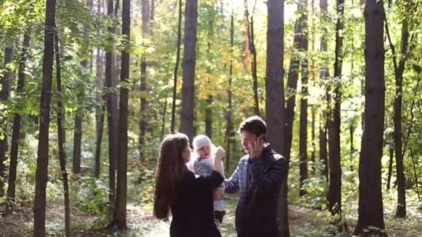 Familie wandeling in de natuur in de herfst. Weekend buiten in het bos. — Stockvideo