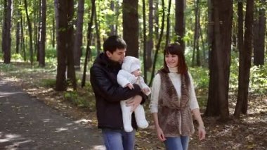 Çocuklu aile sonbahar parkına gider.