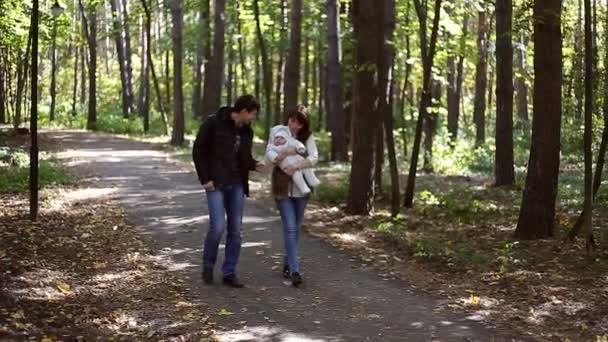 Familia con niño ir en el parque de otoño — Vídeos de Stock