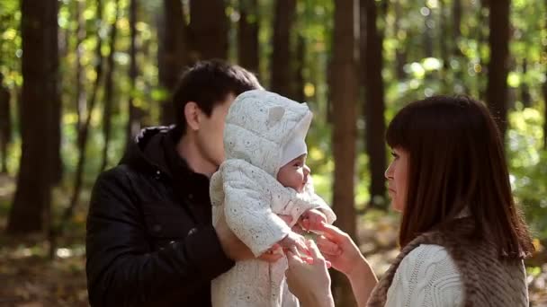 Familia con niño ir en el parque de otoño — Vídeos de Stock