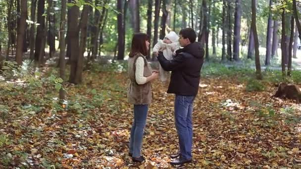 Familia con niño ir en el parque de otoño — Vídeo de stock