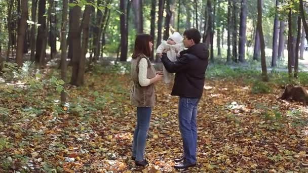 Family with child go in autumn park — Stock Video