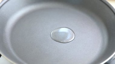 Bir tavada ayçiçek yağı ile fırça