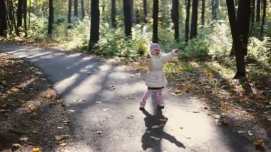 Anne ve çocuk parkta yürüyor.