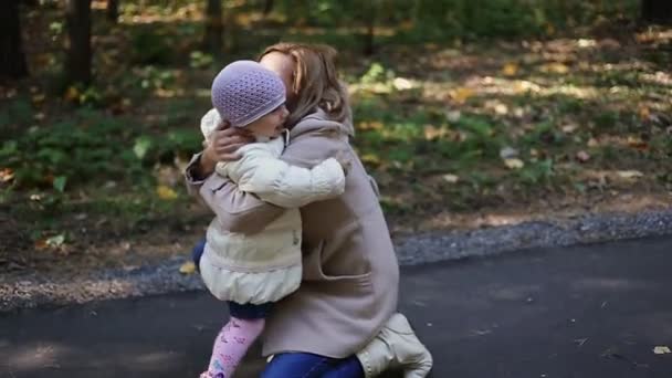 Мать и ребенок гуляют в парке — стоковое видео