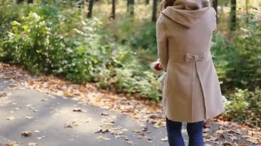 Anne ve çocuk parkta yürüyor.