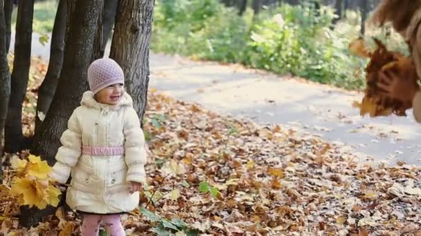 Mère et fille jouent ensemble dans le parc d'automne 