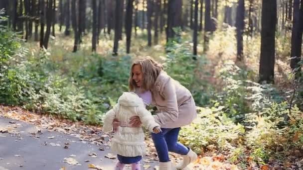 Matka i dziecko spacerujące w parku — Wideo stockowe