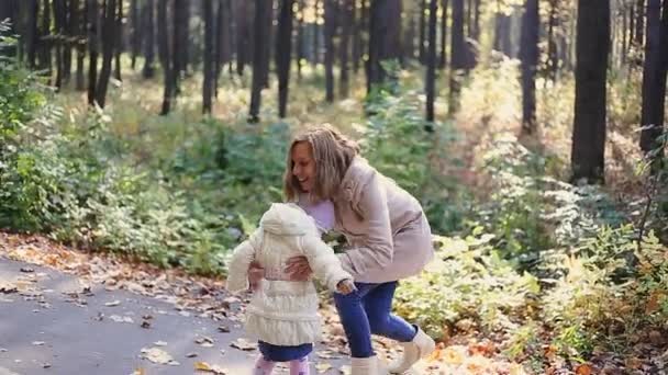 Mor och barn går i parken — Stockvideo