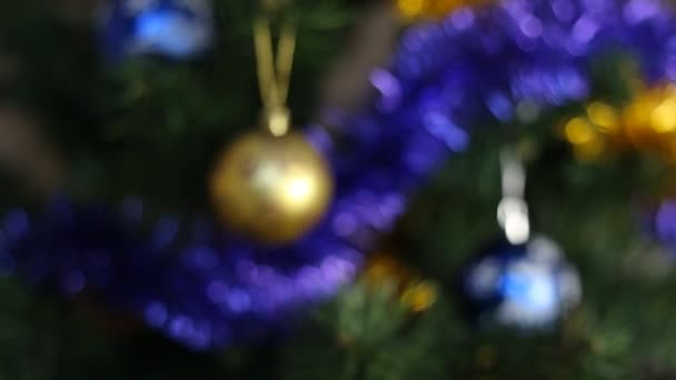 Kerstmis decoratie blauwe en gele ballen — Stockvideo