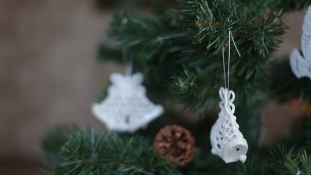 Blanco Navidad bolas colgando — Vídeo de stock