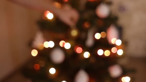 Bokeh Licht und goldene Weihnachtskugeln — Stockvideo