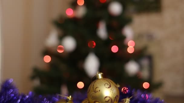 Bokeh licht en gouden kerstballen — Stockvideo