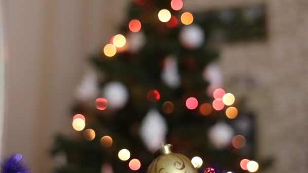 Bokeh licht en gouden kerstballen — Stockvideo