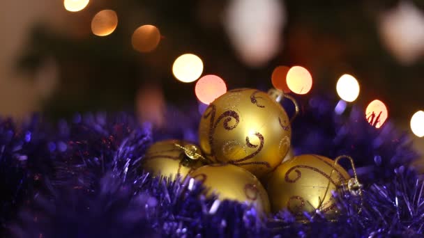 Bokeh licht en gouden kerstballen — Stockvideo