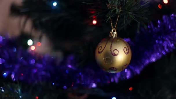 Bokeh licht en gouden kerstballen — Stockvideo