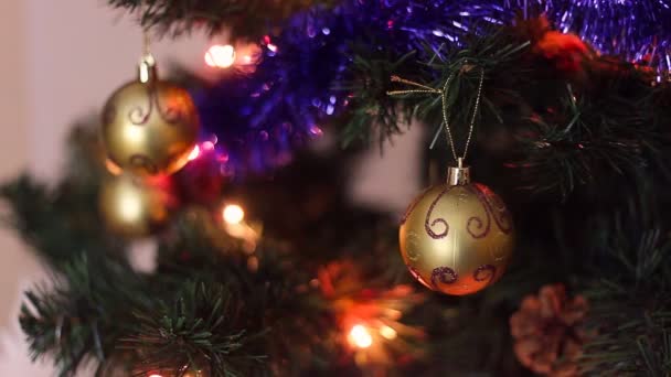 Bokeh licht en gouden kerstballen — Stockvideo