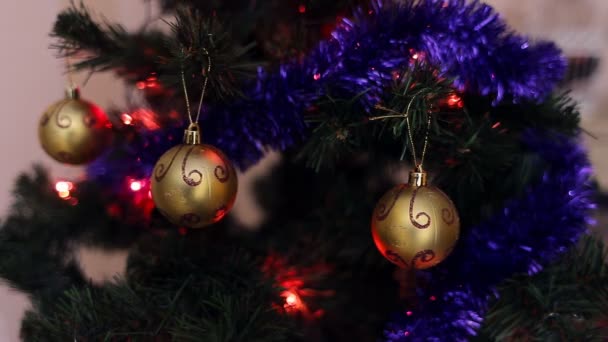 Bokeh ljus och gyllene julgranskulor — Stockvideo